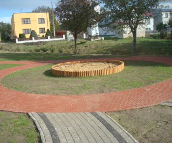 Revitalizácia verejných priestranstiev obce - park pri OcÚ